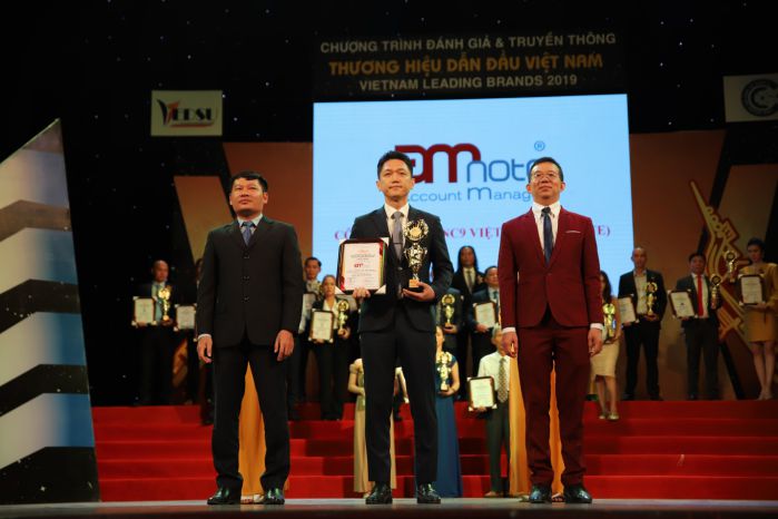 Giám đốc Koo Jin Young – Đại diện nhận giải thưởng “Top 10 Thương hiệu Dẫn Đầu Việt Nam– Vietnam Leading Brands – Lần VI 2019