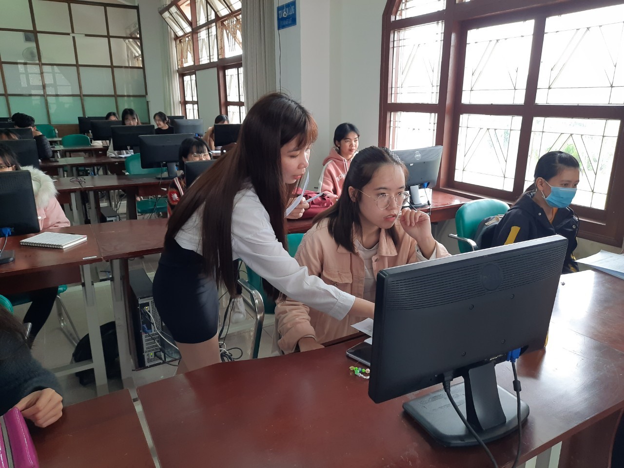 Giảng viên Nguyễn Thị Thanh Trúc - Phó phòng phát triển hóa đơn điện tử AM-Einvoice đang hướng dẫn một bạn sinh viên thao tác trên phần mềm kế toán AMnote