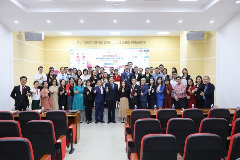 베트남 NC9 기업 대표들과 호치민 경제금융대학 (UEF) 관계자들의 기념사진