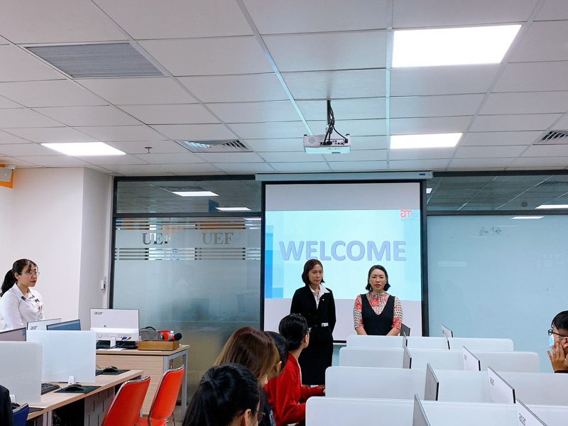 Ms Tiên (AMnote) và Ms Thủy (UEF) trong buổi học đầu tiên của khóa ACVA
