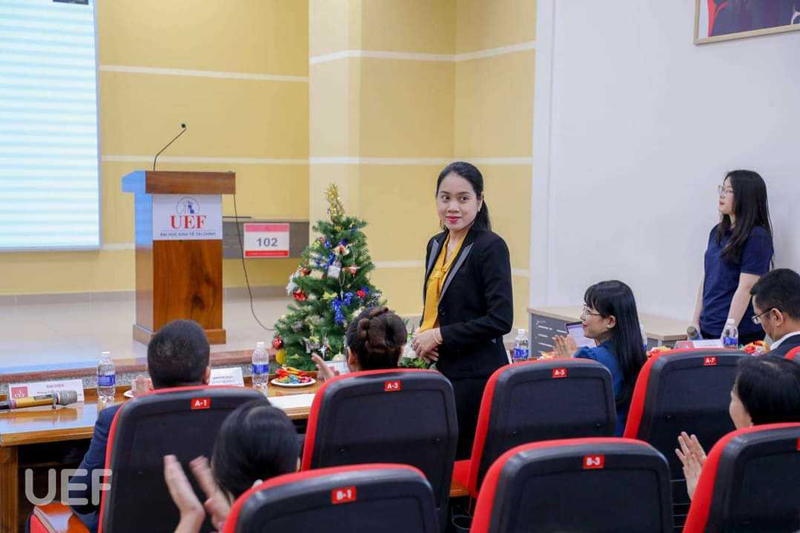 심사위원단의 모습. 학교대표들과 AM NOTE측 대표 Ms. Nguyen Thi Hong 부이사가 심사를 하는 모습