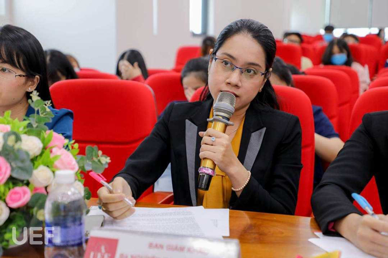 Ms. Nguyen Thi Hong Thuong 심사위원이 참가자들에게 질문을 하는 모습