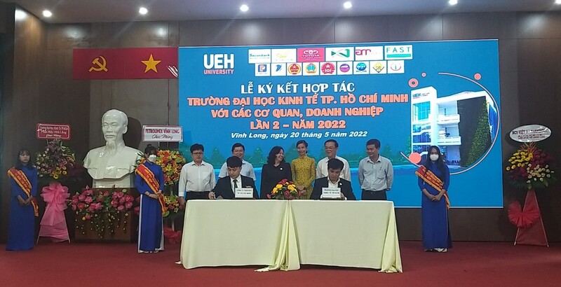 Thỏa thuận hợp tác được ký kết bởi giữa Ông Lục Quang Khánh (Công ty TNHH NC9 Việt Nam) và TS. Bùi Quang Hùng (Trường ĐH Kinh Tế Tp.HCM – Phân hiệu Vĩnh Long)