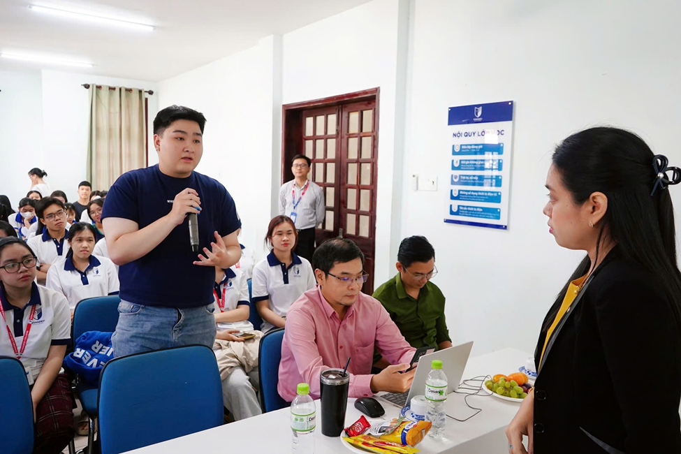 Sinh viên đặt câu hỏi cho diễn giả Nguyễn Thị Hồng Thương